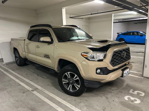 Used 2018 Toyota Tacoma TRD Sport w/ Technology Package image 1