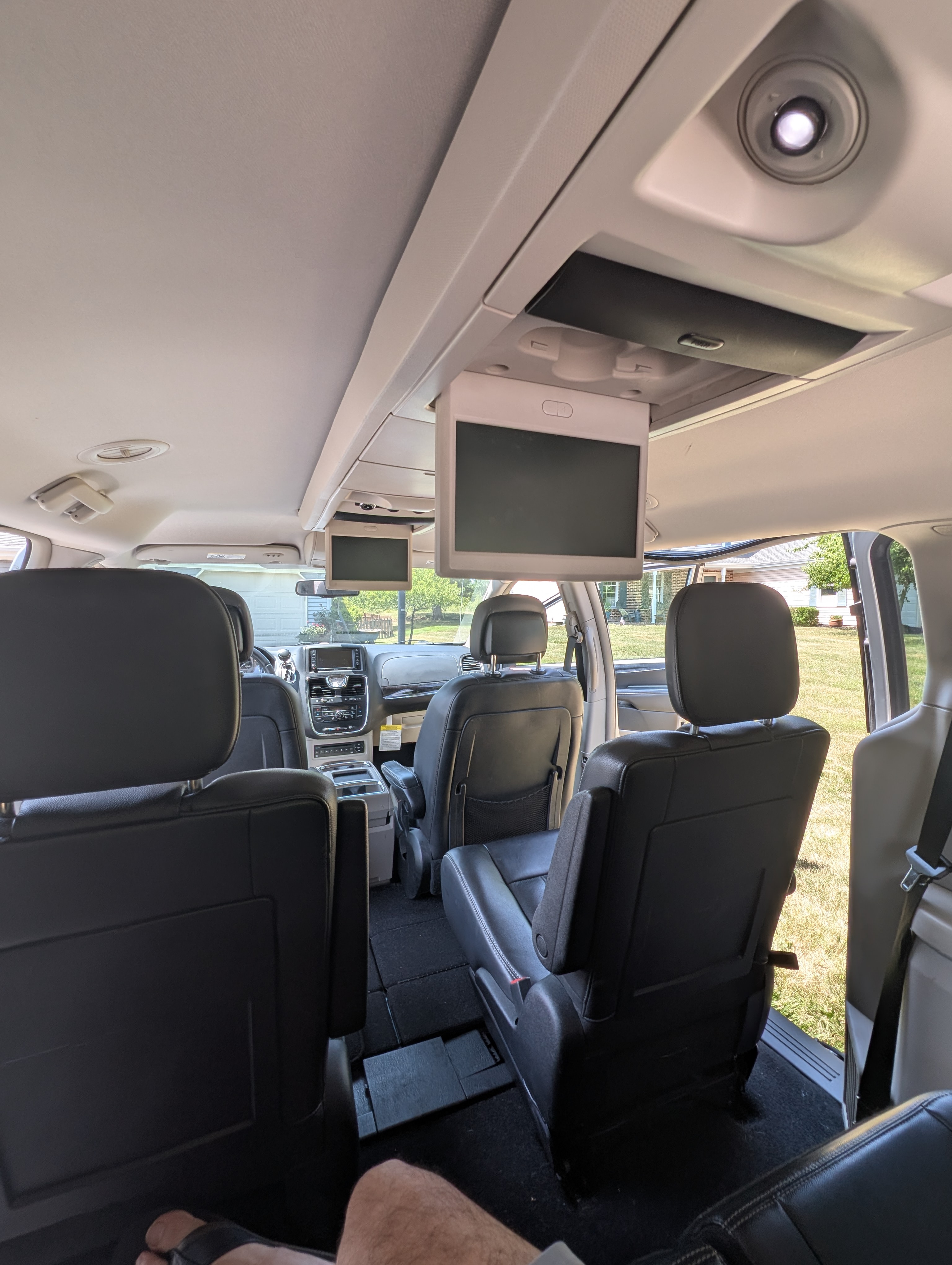 Used 2011 Chrysler Town & Country Touring-L w/ Entertainment Group #2 FWD image 17