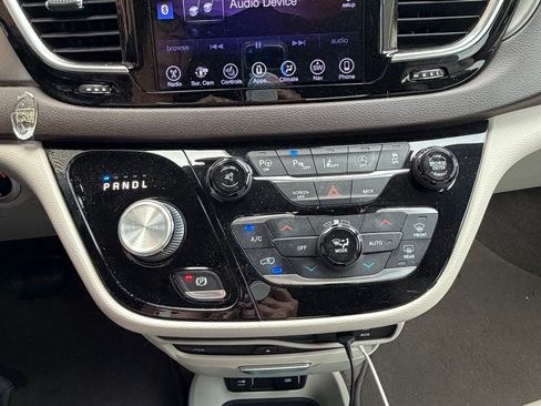 Used 2017 Chrysler Pacifica Touring-L Plus FWD image 12