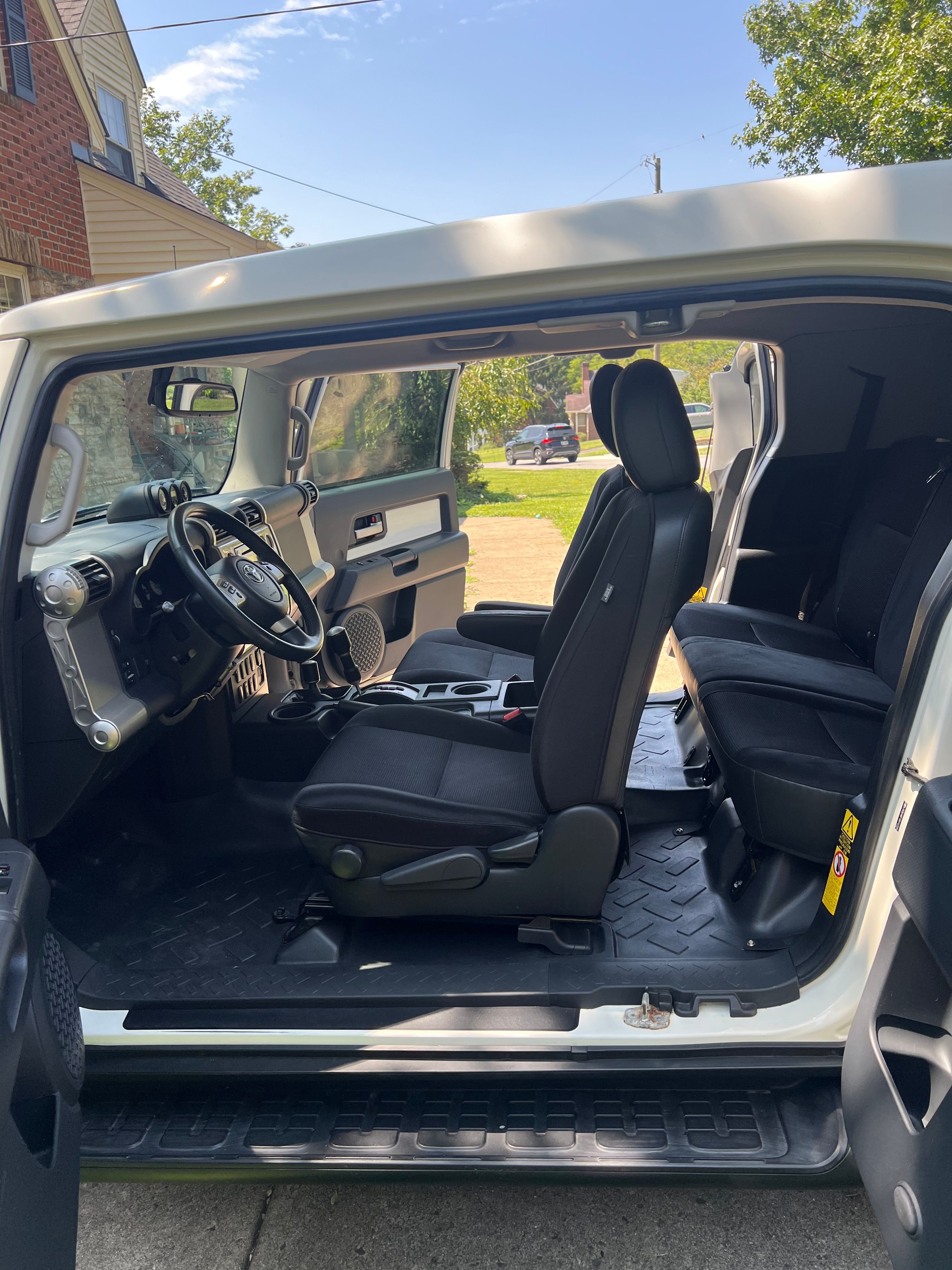 Used 2013 Toyota FJ Cruiser 4WD w/ Upgrade Pkg image 16