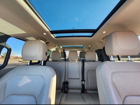 Used 2023 Land Rover Defender 130 S image 8