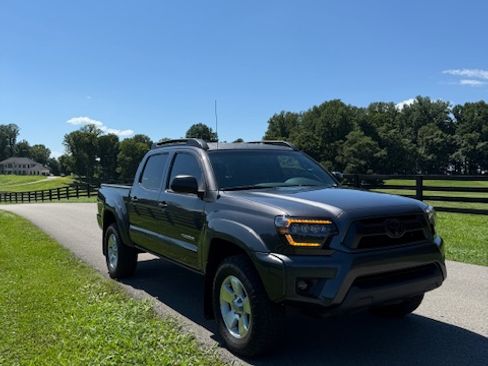 Used 2012 Toyota Tacoma 4x4 Double Cab w/ SR5 Pkg image 5