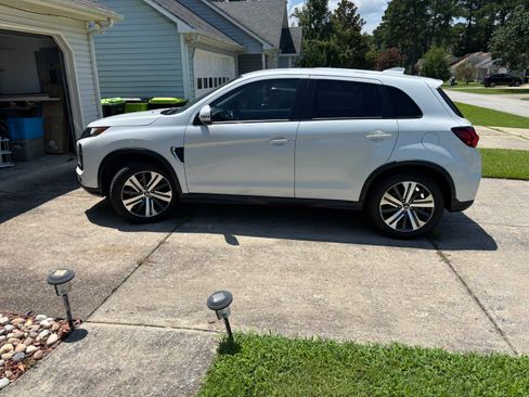 Used 2021 Mitsubishi Outlander Sport SE FWD image 1