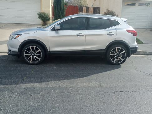 Used 2017 Nissan Rogue Sport SL w/ SL Premium Package image 8