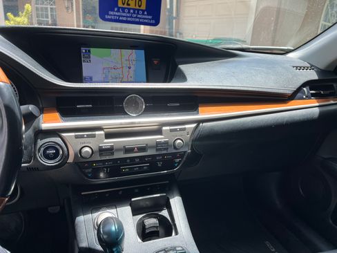 Used 2013 Lexus ES 300h w/ Premium Pkg FWD image 14