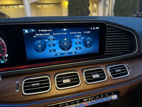 Used 2025 Mercedes-Benz GLS 450 4MATIC image 16