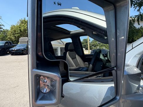 Used 2025 GMC Sierra 3500 Denali w/ Technology Package AWD/4WD image 9
