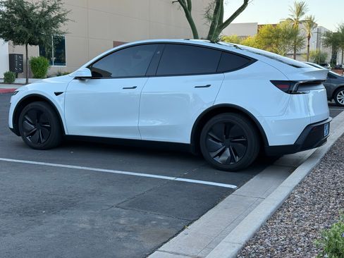 Used 2026 Tesla Model Y AWD image 4