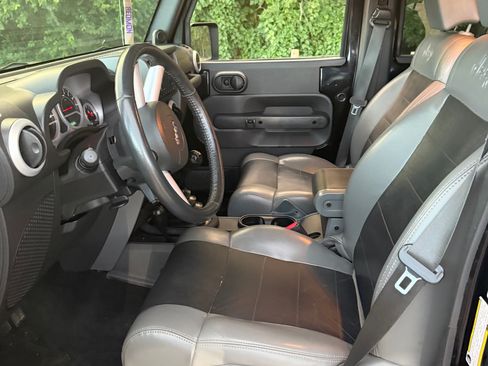 Used 2010 Jeep Wrangler Unlimited Sahara w/ Dual Top Group AWD/4WD image 8