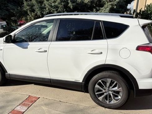 Used 2017 Toyota RAV4 XLE image 4