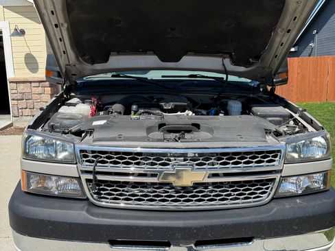 Used 2005 Chevrolet Silverado 2500 LT w/ Heavy-Duty Power Package AWD/4WD image 6