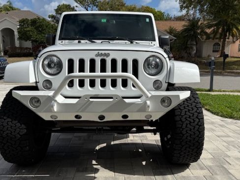 Used 2015 Jeep Wrangler Unlimited Sahara w/ Connectivity Group image 9