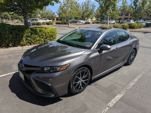 Used 2023 Toyota Camry SE image 1