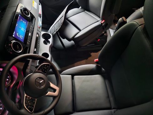 Used 2023 Mercedes-Benz Sprinter 2500 image 16