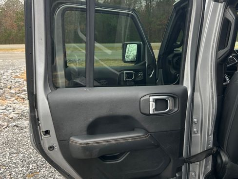 Used 2020 Jeep Wrangler Unlimited Sahara image 17