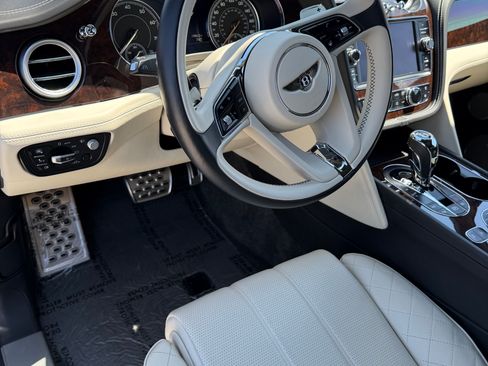 Used 2018 Bentley Bentayga Onyx Edition image 12