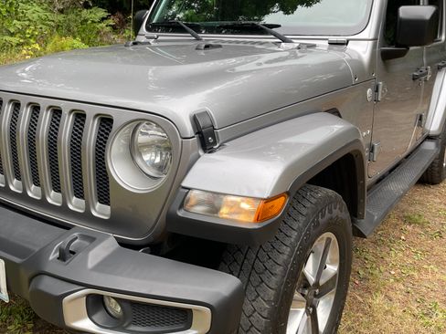 Used 2018 Jeep Wrangler Unlimited Sahara AWD/4WD image 12