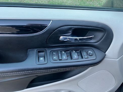 Used 2017 Dodge Grand Caravan SXT image 12