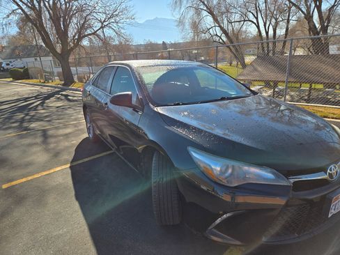 Used 2017 Toyota Camry SE image 2