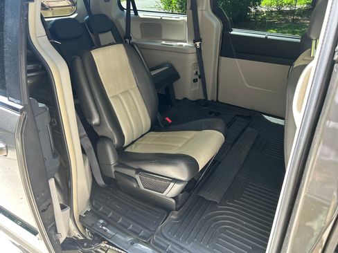 Used 2010 Chrysler Town & Country Touring Plus w/ Safetytec Group FWD image 21