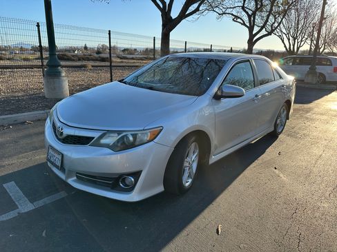 Used 2012 Toyota Camry SE image 1