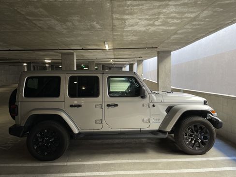 Used 2022 Jeep Wrangler Unlimited Sahara w/ Safety Group image 5