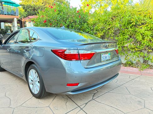 Used 2014 Lexus ES 300h w/ Luxury Package w/Bamboo Trim FWD image 4