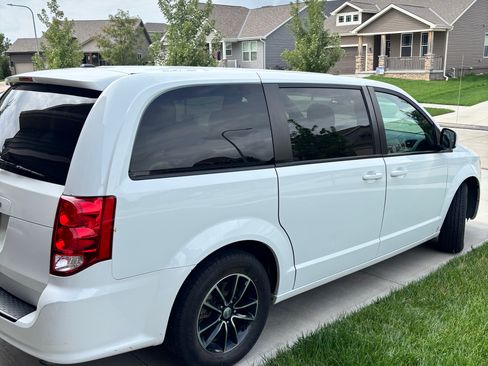 Used 2018 Dodge Grand Caravan SE FWD image 4