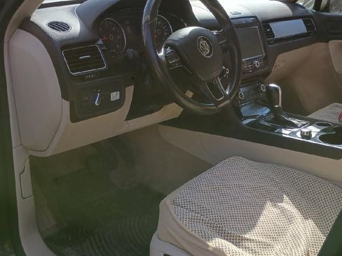 Used 2013 Volkswagen Touareg Sport image 10