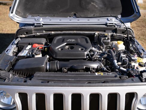 Used 2019 Jeep Wrangler Unlimited Sahara image 13