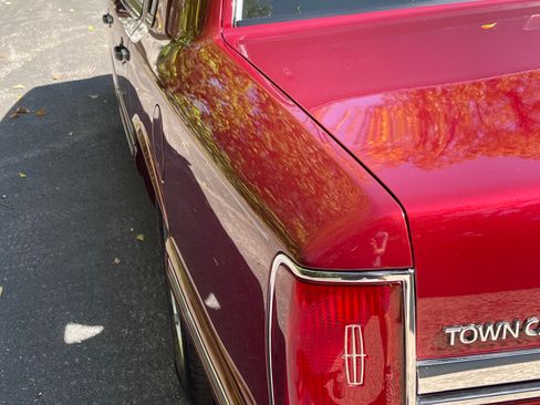 Used 1997 Lincoln Town Car Cartier RWD image 8