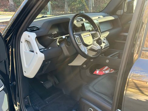 Used 2023 Land Rover Defender 130 SE image 8