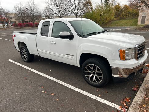 Used 2012 GMC Sierra 1500 SLT w/ Suspension Package, Off-Road image 2