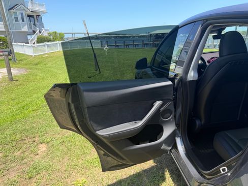 Used 2023 Tesla Model Y Long Range AWD/4WD image 23