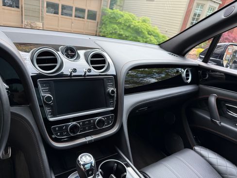Used 2017 Bentley Bentayga image 9