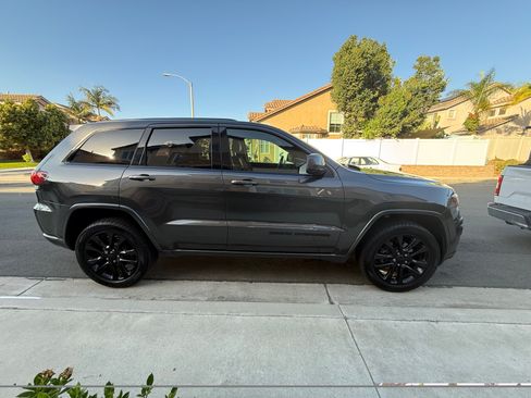 Used 2017 Jeep Grand Cherokee Laredo AWD/4WD image 10