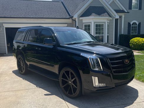 Used 2019 Cadillac Escalade Luxury image 2