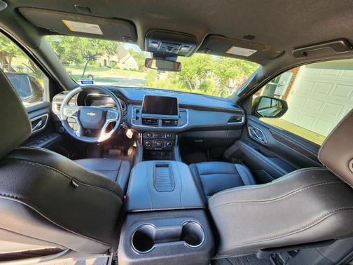 Used 2023 Chevrolet Suburban LT w/ Luxury Package RWD image 23