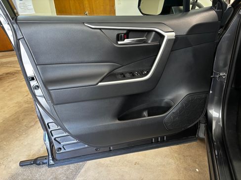 Used 2021 Toyota RAV4 XLE AWD/4WD image 21