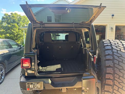 Used 2018 Jeep Wrangler Unlimited Sport S AWD/4WD image 16