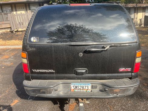 Used 2004 GMC Yukon XL SLT w/ Preferred Equipment Group image 2