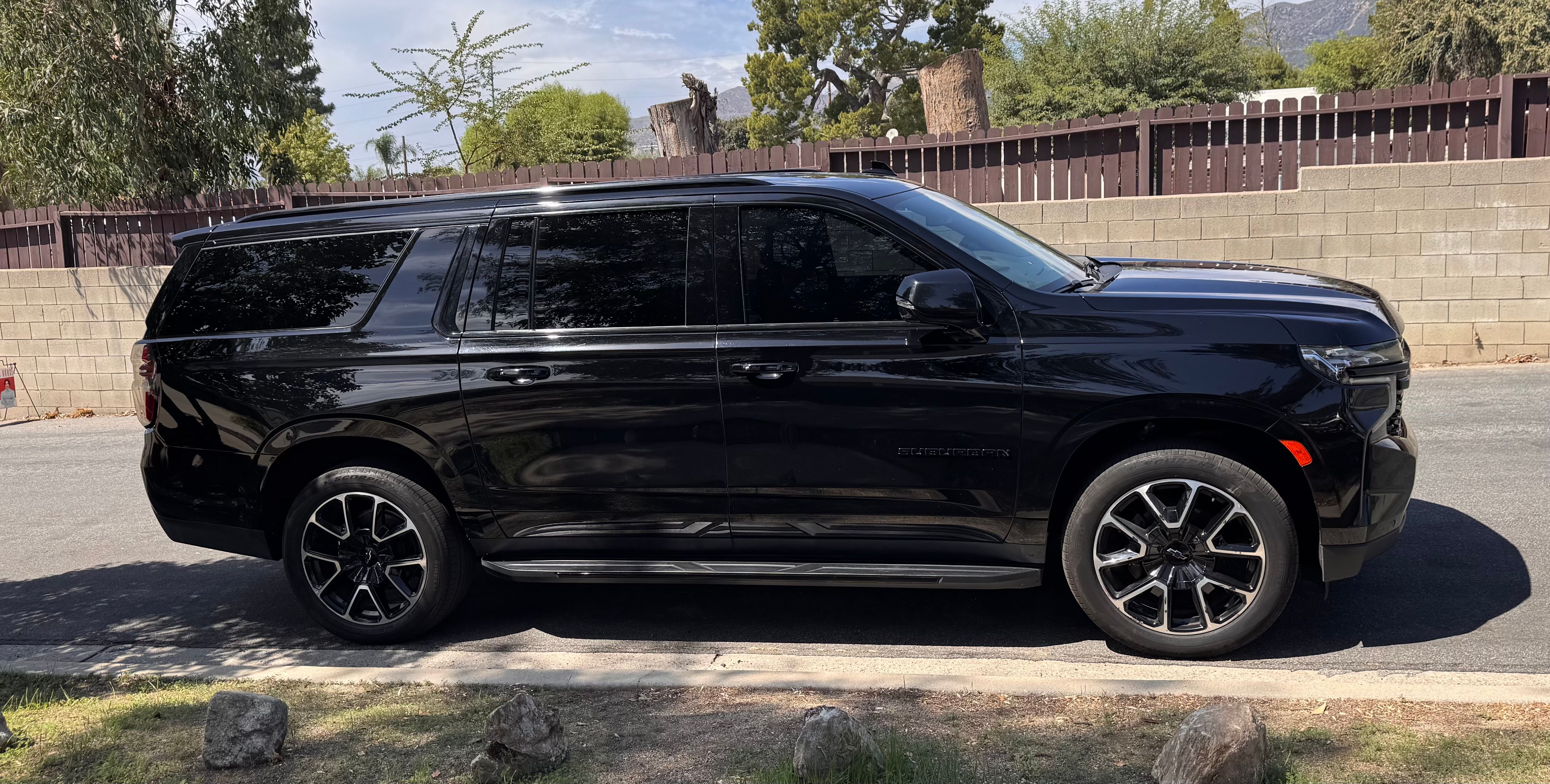Used 2023 Chevrolet Suburban RST w/ Luxury Package RWD image 2