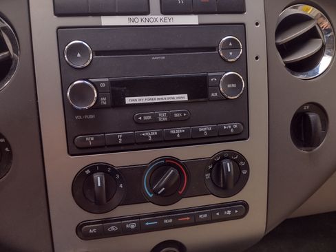 Used 2010 Ford Expedition XLT image 9