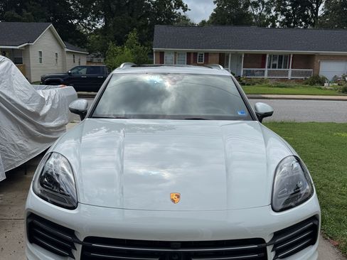 Used 2023 Porsche Cayenne AWD/4WD image 2