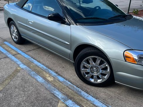 Used 2004 Chrysler Sebring Limited w/ Driver Convenience Group image 2