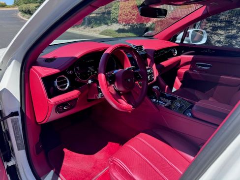 Used 2021 Bentley Bentayga image 21