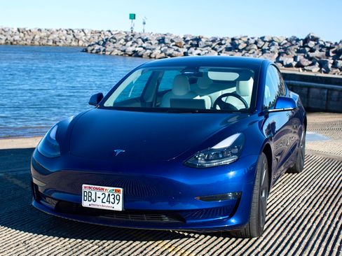 Used 2023 Tesla Model 3 Standard Range image 1