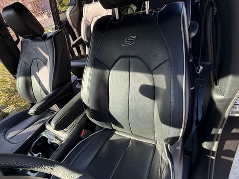 Used 2023 Chrysler Pacifica Limited w/ Uconnect Theater Family Group image 14