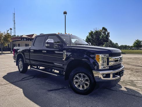 Used 2017 Ford F250 XLT w/ XLT Premium Package image 9