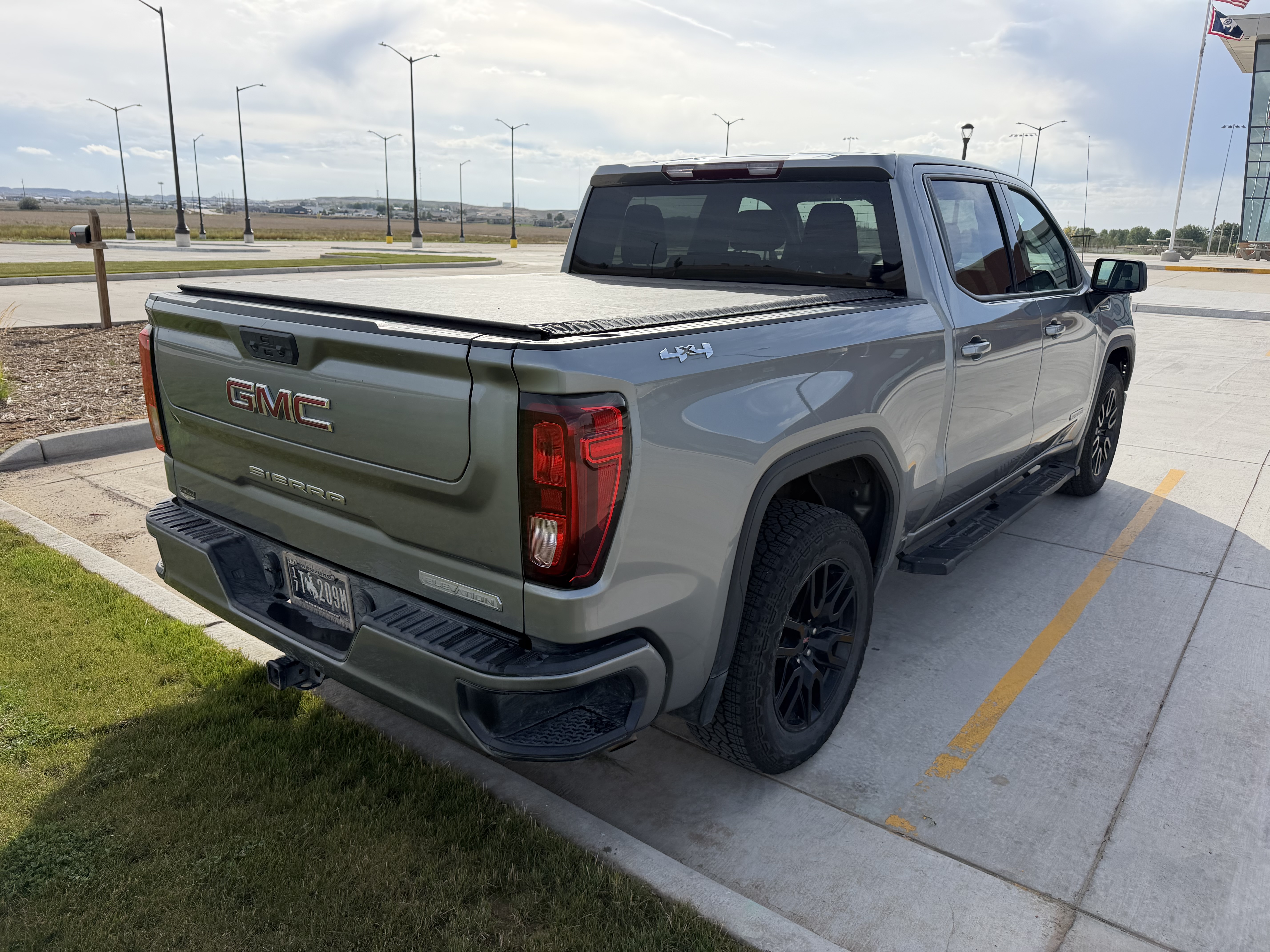 Used 2023 GMC Sierra 1500 Elevation AWD/4WD image 2